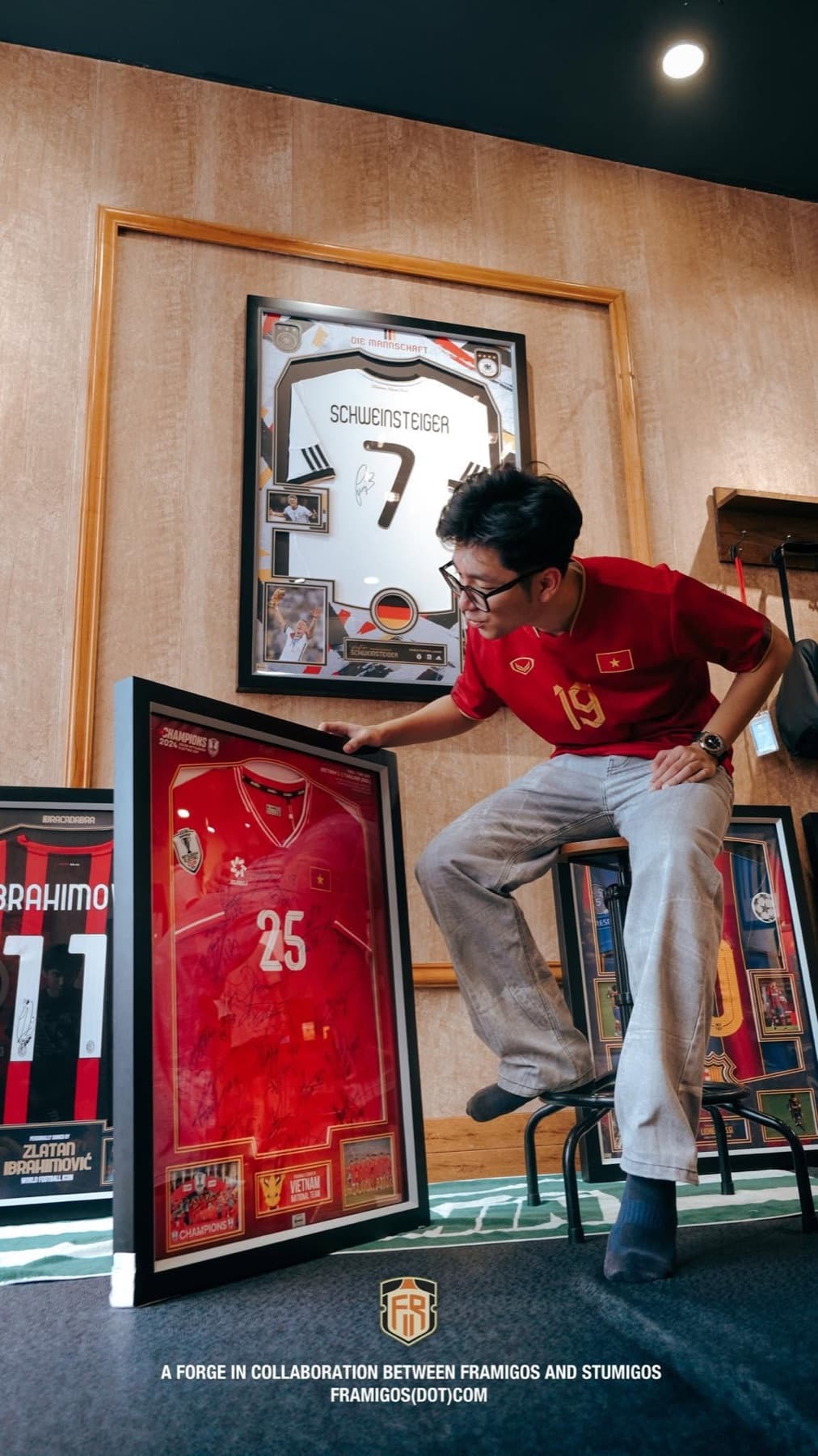 Framigos red display frame
